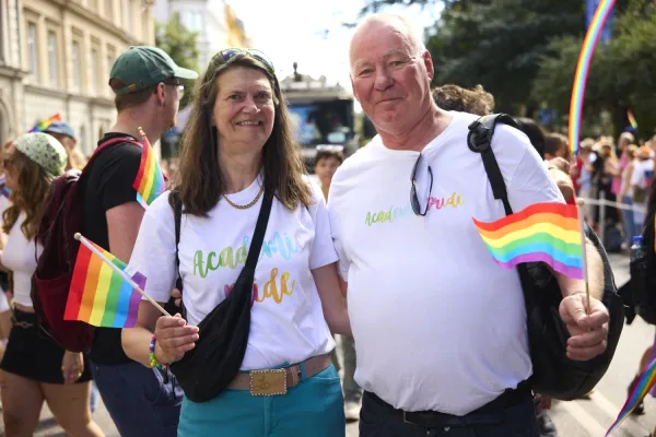 Ewa Ehrenborg och Anders Söderholm håller i varsin regnsbågsflagga och har tröjor med texten academic pride på.