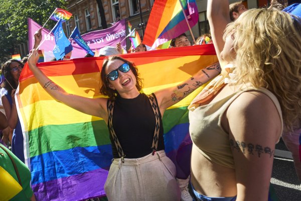 Studenter och andra deltagare i Prideparaden. Regnbågsflaggor och glada människor..