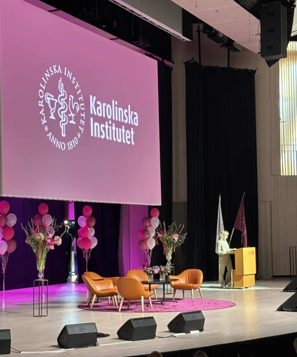 KI:s rektor håller tal på scenen under Välkomstdagen HT25