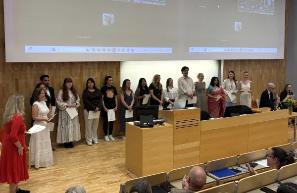 Specialistsjuksköterskornas examen juni 2026. Studenterna står uppradade på scenen i H1 och firas.