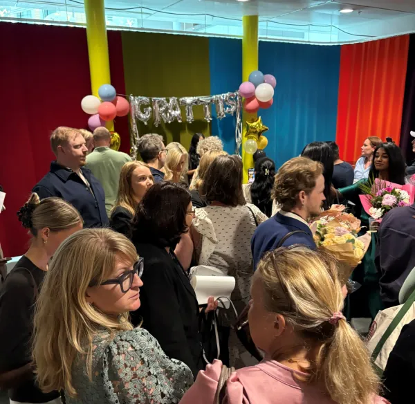 Mingel efter examensceremonin för specialistsjuksköterskor, juni 2026. Fullt med personer på mingelytan utanför H1 i ANA23.
