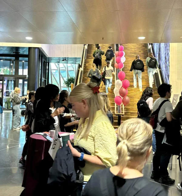 Studenter under mässan i Aula Medica
