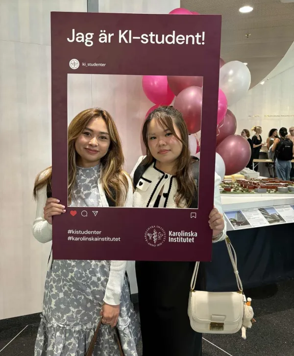 Två studenter med fotoram under mässan i Aula Medica