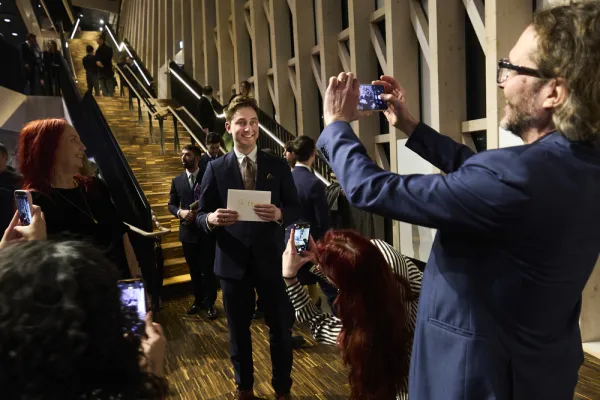 Theodor Ring Klint fotograferas av familjen efter examen till läkare.