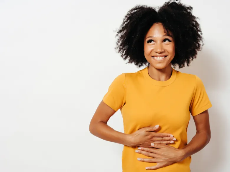 Kvinna med händerna på magen