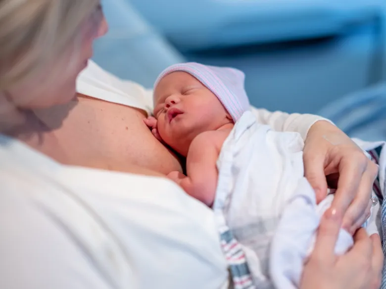 Mamma med nyfött barn