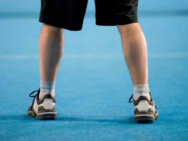 Fötter på tennisbana