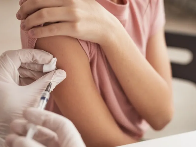 Flicka som blir vaccinerad