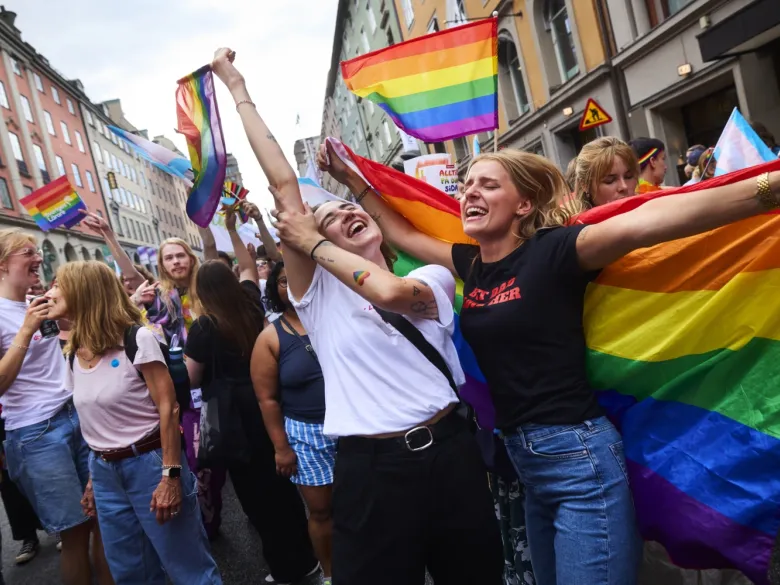 Rebecca Angelif och Lisa Risberg dansar under prideparaden.