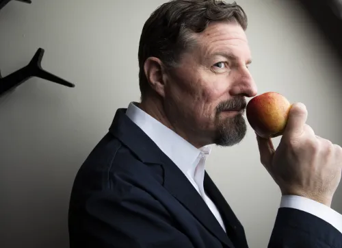 Professor Johan Lundström holding an apple.