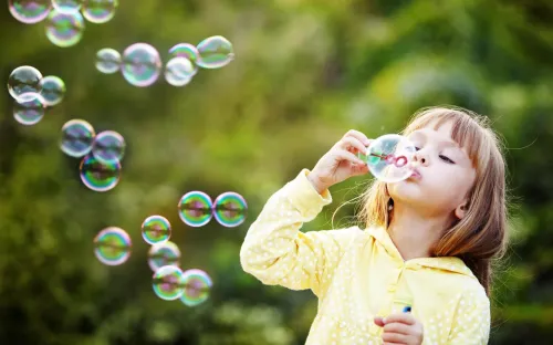 Child playig with soap bubbles