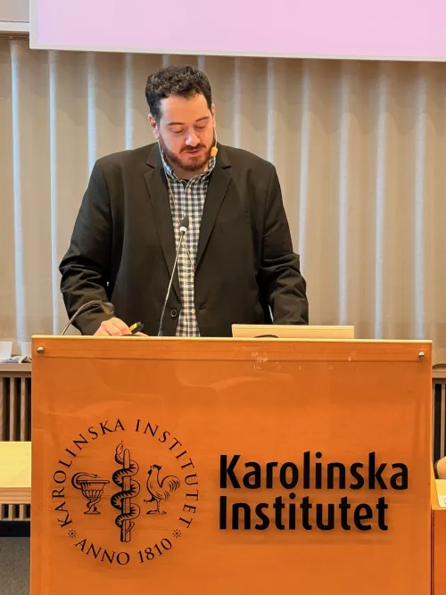 Giorgi Beridze presenting his thesis and speaking into the microphone.