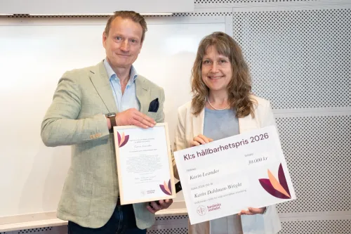 Karin Leander receives a diploma and a cheque at the award ceremony for KI’s Sustainability Award 2026.