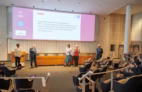 Presidents from KTH and KI tying knots during inauguration ceremony of AIMES on 30 September 2020, in Biomedicum.