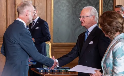 Jonas F Ludvigsson receives his medal from The King.