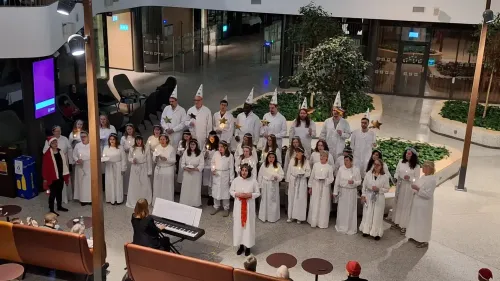 A choir singing christmas songs in Biomediucm