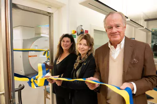 Marie Wahren-Herlenius, Head of the Department of medicine Solna, KI’s President Annika Östman Wernerson, and Stefan Persson, Chairman of the Erling Persson Foundation cut the ribbon and declared the new MRI scanner inaugurated.