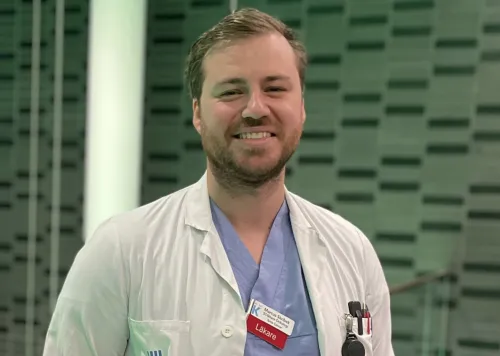 Portrait of Marcus Skribek in blue and white scrubs.