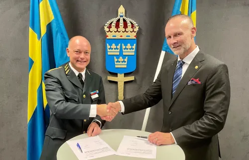 Johan Pekkari, Chief of Directorate of Strategic Plans and Policy at the Swedish Armed Forces Headquarters signing a memorandum of understanding with Martin Bergö, Vice President of Karolinska Institutet.