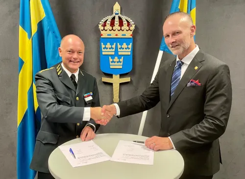 Johan Pekkari, Chief of Directorate of Strategic Plans and Policy at the Swedish Armed Forces Headquarters signing a memorandum of understanding with Martin Bergö, Vice President of Karolinska Institutet.