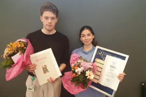 Photo of a student and a teacher at the clinical medicine course term 7 Solna