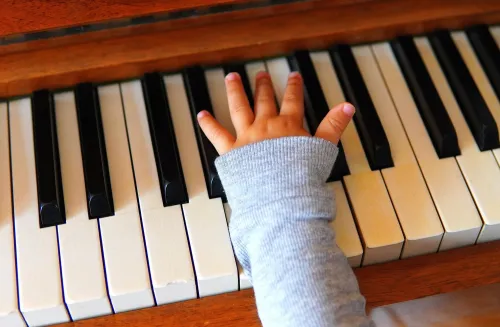 Child hand on piano tangents