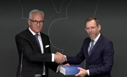 Jan Albert submits the interim report on strengthening future infection control to Minister for Social Affairs Jakob Forssmed