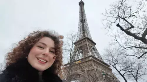 Sandra Koj, exchange student from KI in Paris in front of the Eiffel tower.