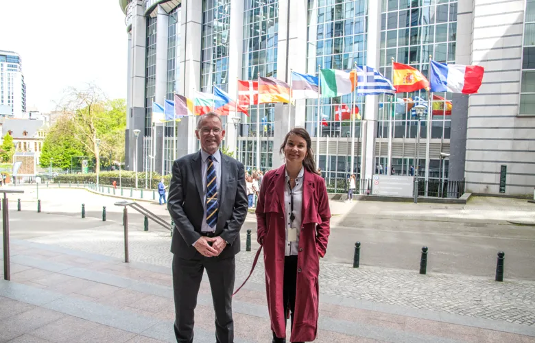 Dan Andrée and Sanna Sjöblom outside the European Parliament.