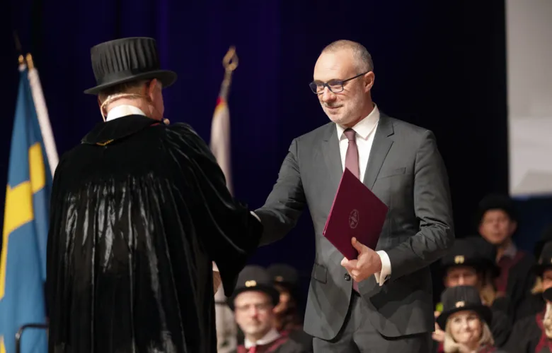 Jorge Ruas gets diploma from KI&#039;s President.